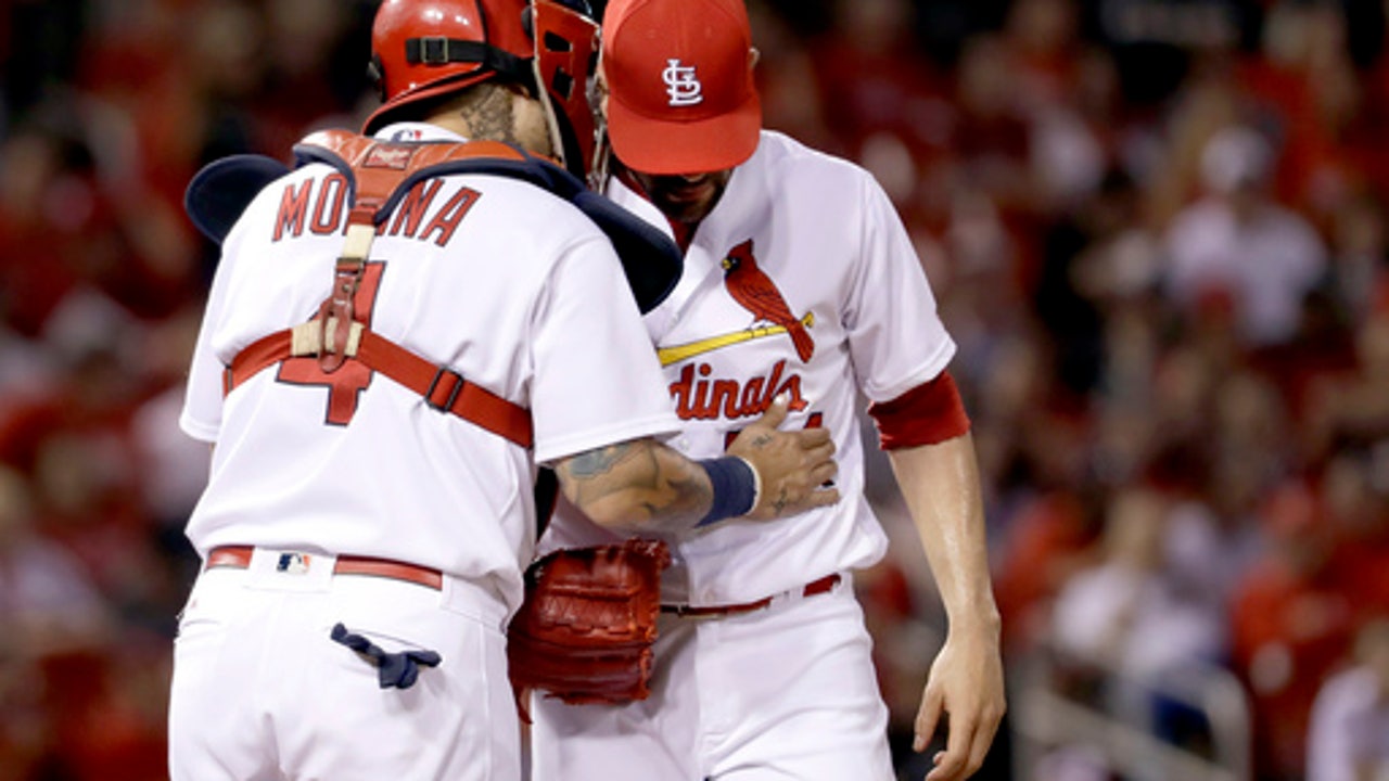 Votto, Duval combine for 3 homers; Reds rout Cardinals 15-2